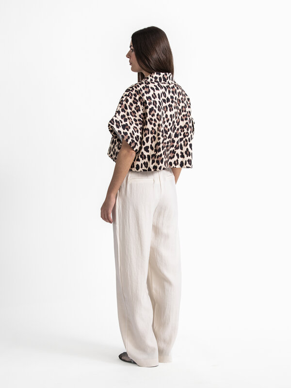 Le Marais Chemise courte Mia 5. Affirmez-vous avec ce cropped shirt à l'imprimé léopard. Avec son allure cool, le léopard...