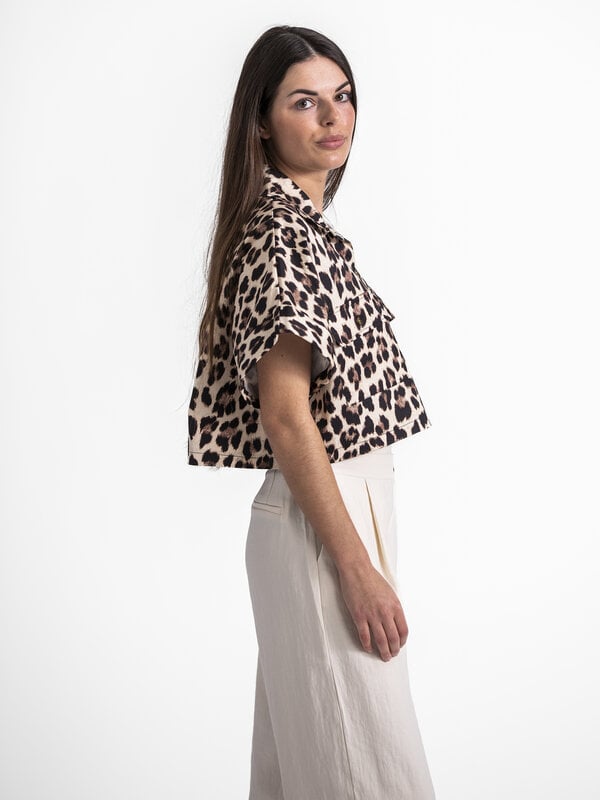 Le Marais Cropped shirt Mia 3. Maak een statement in deze cropped shirt in leopard print. Met zijn coole uitstraling is l...