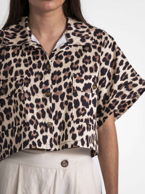 Le Marais Chemise courte Mia 4. Affirmez-vous avec ce cropped shirt à l'imprimé léopard. Avec son allure cool, le léopard...