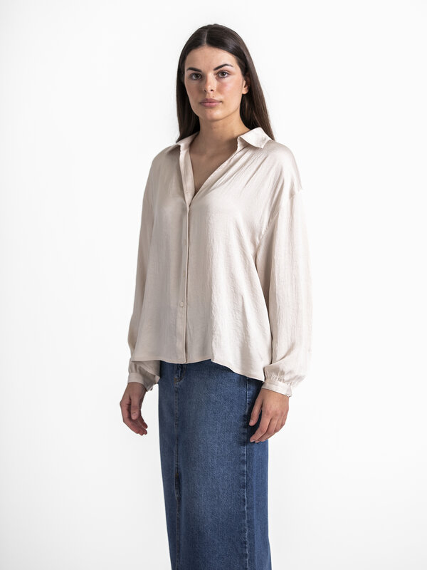 American Vintage Blouse Widland 3. The key to always looking good is timeless pieces, like this satin blouse. The blouse ...
