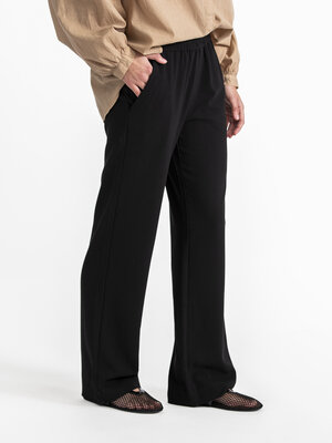 Broek Phillipa Edviwa. Deze broek met wijde pijpen is flatterend en veelzijdig - onze favoriete combinatie. Het heeft een...
