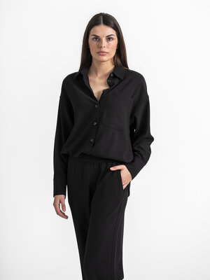 Blouse Shinzana Edviwa. Voeg wat nonchalante flair toe aan je outfit met dit zwarte overhemd, een perfecte basic voor een...