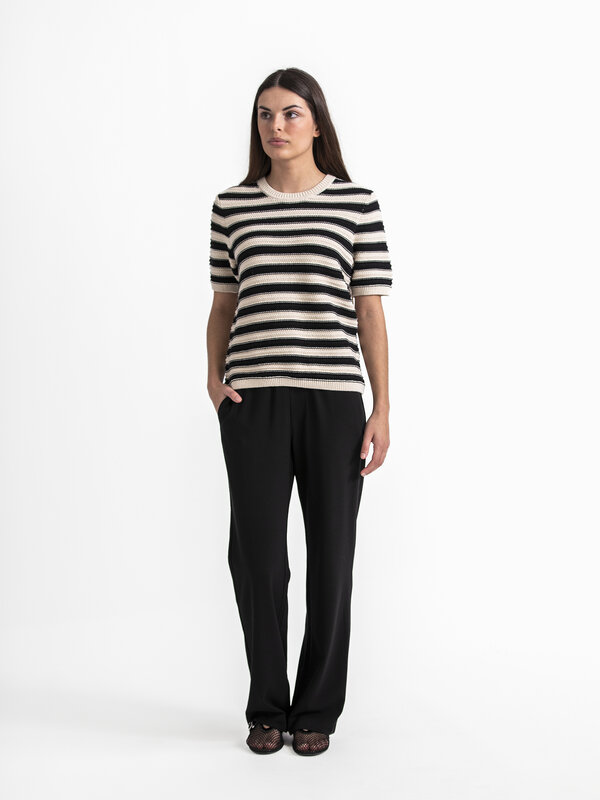 Selected Top en maille Dora 3. Ce top tricoté à manches courtes est un élément indispensable de votre garde-robe, idéal p...
