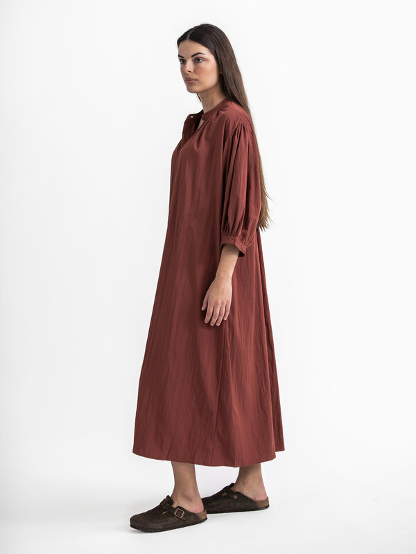 Le Marais Robe Maja 3. Créez un look chic sans effort avec cette robe décontractée. Confortable et élégante, elle est le ...