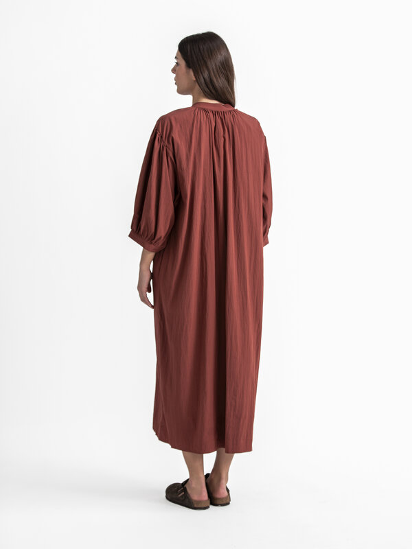Le Marais Robe Maja 4. Créez un look chic sans effort avec cette robe décontractée. Confortable et élégante, elle est le ...