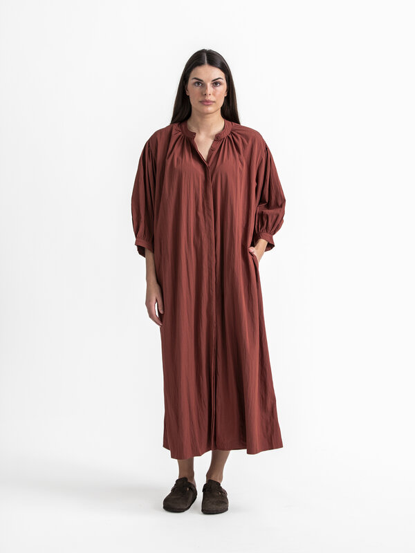 Le Marais Robe Maja 1. Créez un look chic sans effort avec cette robe décontractée. Confortable et élégante, elle est le ...