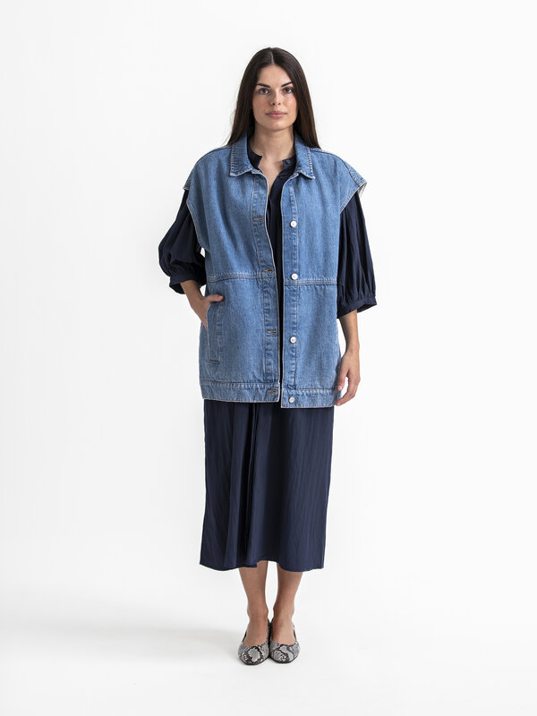 Le Marais Dress Maja 4. Discover the versatility of this casual dress. With its simple yet elegant design, it offers comf...