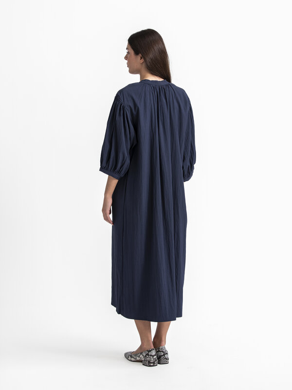 Le Marais Robe Maja 5. Découvrez la polyvalence de cette robe décontractée. Avec son design simple mais élégant, elle off...
