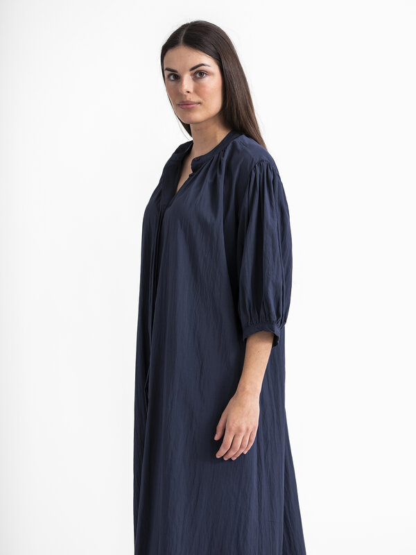 Le Marais Robe Maja 1. Découvrez la polyvalence de cette robe décontractée. Avec son design simple mais élégant, elle off...