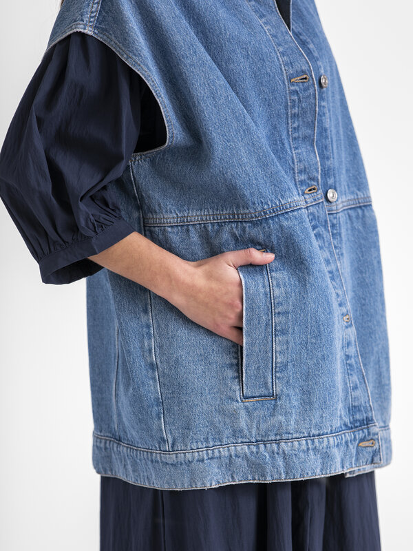Les Soeurs Veste sans manches en jean Loa 5. Optez pour un look décontracté avec cette veste en denim sans manches. Son s...