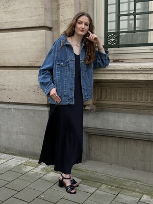 Denim jas Jazlyn. Ga voor een tijdloze look met deze oversized denim jas. Het klassieke design zorgt ervoor dat je altijd...