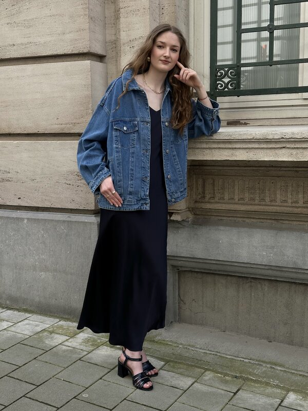 Edited Denim jas Jazlyn 1. Ga voor een tijdloze look met deze oversized denim jas. Het klassieke design zorgt ervoor dat ...