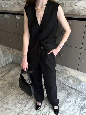 Vest Mika. Dit oversized gilet is een moderne variant op tijdloze tailoring. Het heeft de paspelzakken en flatterende V-h...