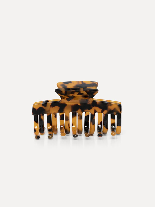 Les Soeurs Resin hair clip round 1. Retro meets trendy in this resin hairpin. The warm color palette matches any hair col...
