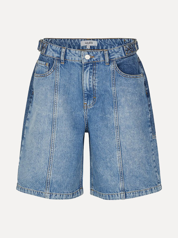 MBYM Bermuda en jean Kaline 2. Ajoutez une touche audacieuse à vos tenues d'été avec ce bermuda en denim, orné de boucles...