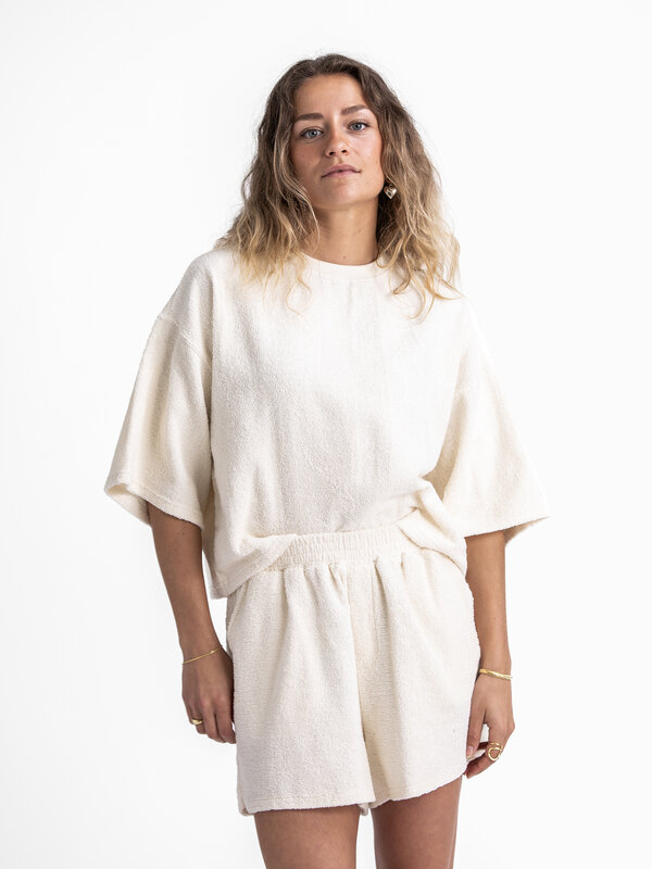 Les Soeurs T-shirt en éponge Adella 6. Entrez dans l'été avec ce T-shirt Towel, fabriqué dans un tissu doux, prêt pour le...