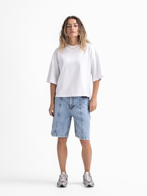 Short Kaline. Voeg een edgy touch toe aan je zomeroutfits met deze denim bermuda short, afgewerkt met gespen aan de zijka...