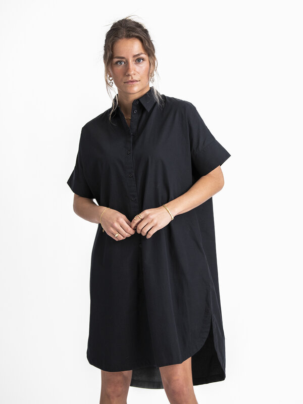 Selected Coton robe-chemise Blair 2. Cette robe chemise est un choix intemporel et confortable qui peut être porté quelle...