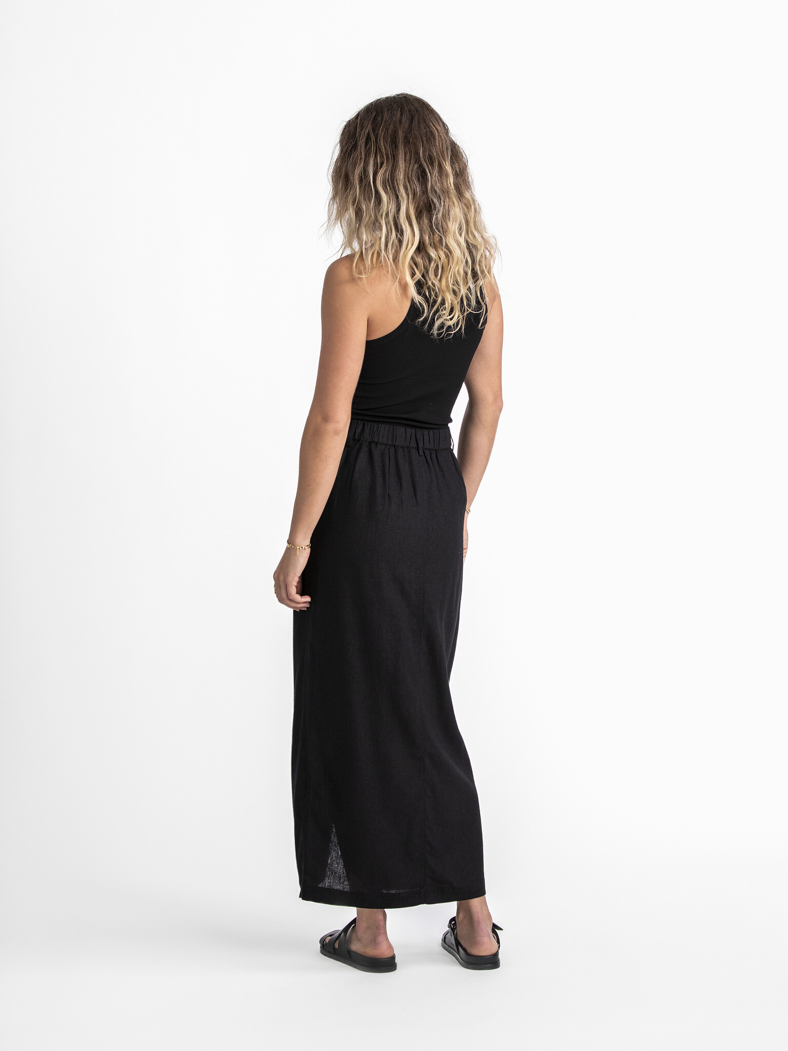 Les Soeurs Rib top Kaila 5. The best basics come in classic silhouettes and are made from comfortable fabrics. Discover t...