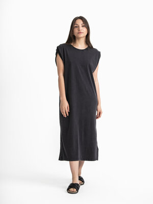 Dress Riland Alessah. Opt for timeless style and ultimate comfort with this sleeveless jersey dress in washed black, feat...