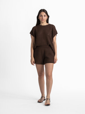 Short Yuki. Elke zomergarderobe heeft een favoriete short! Deze gehaakte short in een warme bruine kleur voegt een vleugj...