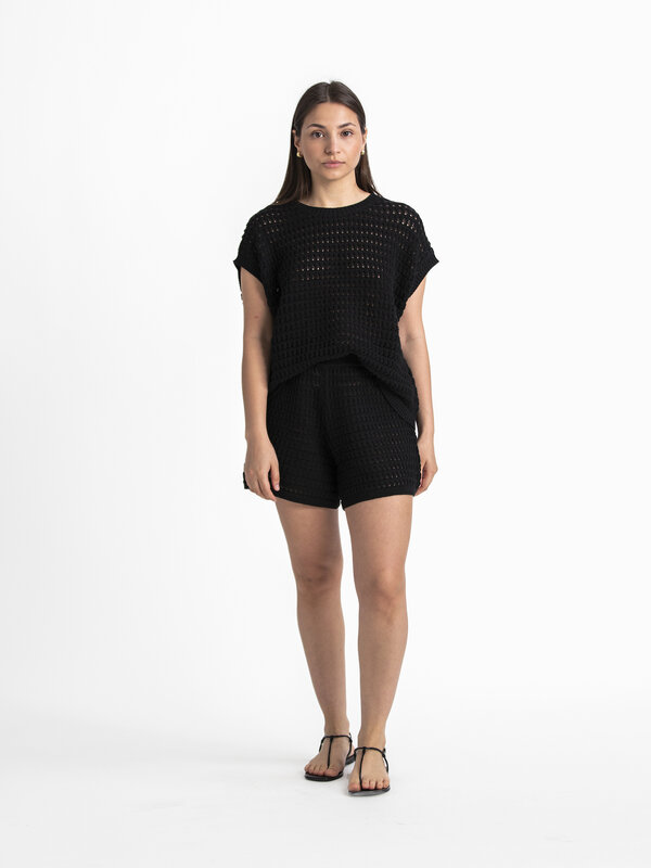Les Soeurs Short en crochet Yuki 1. Découvrez le parfait mélange de style et de confort avec ce short noir crocheté, un é...