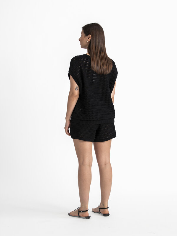 Les Soeurs Short en crochet Yuki 3. Découvrez le parfait mélange de style et de confort avec ce short noir crocheté, un é...