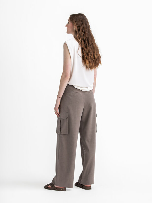 MBYM Pantalon Valo Willah 5. Faites une déclaration de style avec ce pantalon cargo gris doté de jambes larges et droites...