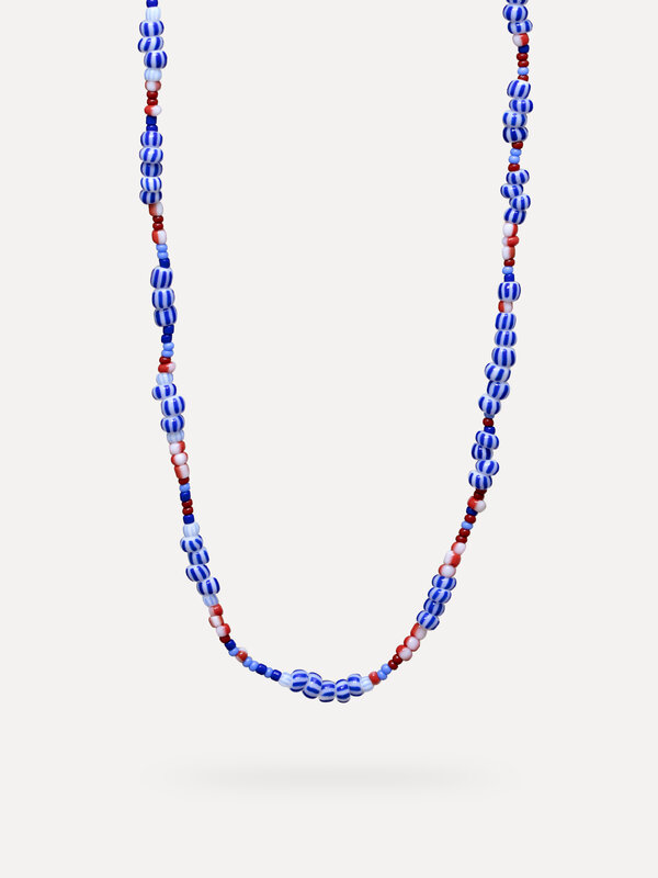 Les Soeurs Collier Rian 1. Une tenue n'est pas complète sans une touche de couleur. Ce collier dans les tons bleu et bord...