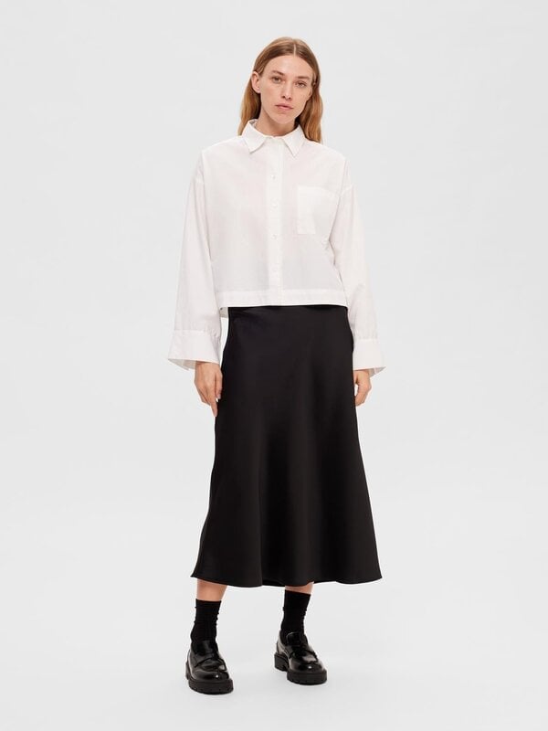 Selected Cropped shirt Astha 3. Elevate the classic white shirt with this cropped iteration made of organic cotton. Compl...