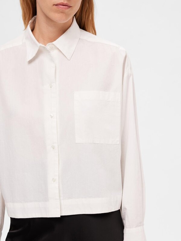 Selected Cropped shirt Astha 4. Elevate the classic white shirt with this cropped iteration made of organic cotton. Compl...