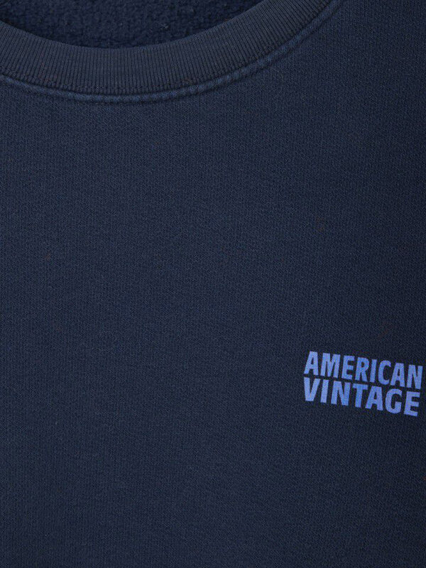 American Vintage Sweat Izubird 5. This navy blue sweater is the perfect choice for a casual and comfortable look. The lon...