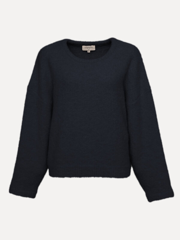 Les Soeurs Sweat en maille Ada 2. Est-ce les manches larges, la teinte navy intemporelle ou le fil doux? Quoi qu'il en so...