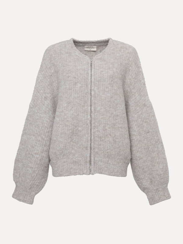 Les Soeurs Gebreide cardigan Nate 2. De charme van dit vest zit in de eenvoud. De stof voelt zacht en luchtig aan op de h...