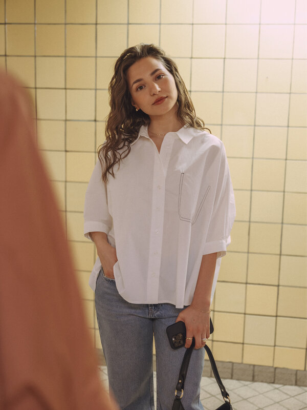 Les Soeurs Poplin Blouse Ruby 1. This short-sleeved poplin blouse is a must-have during the transitional season. Made fro...