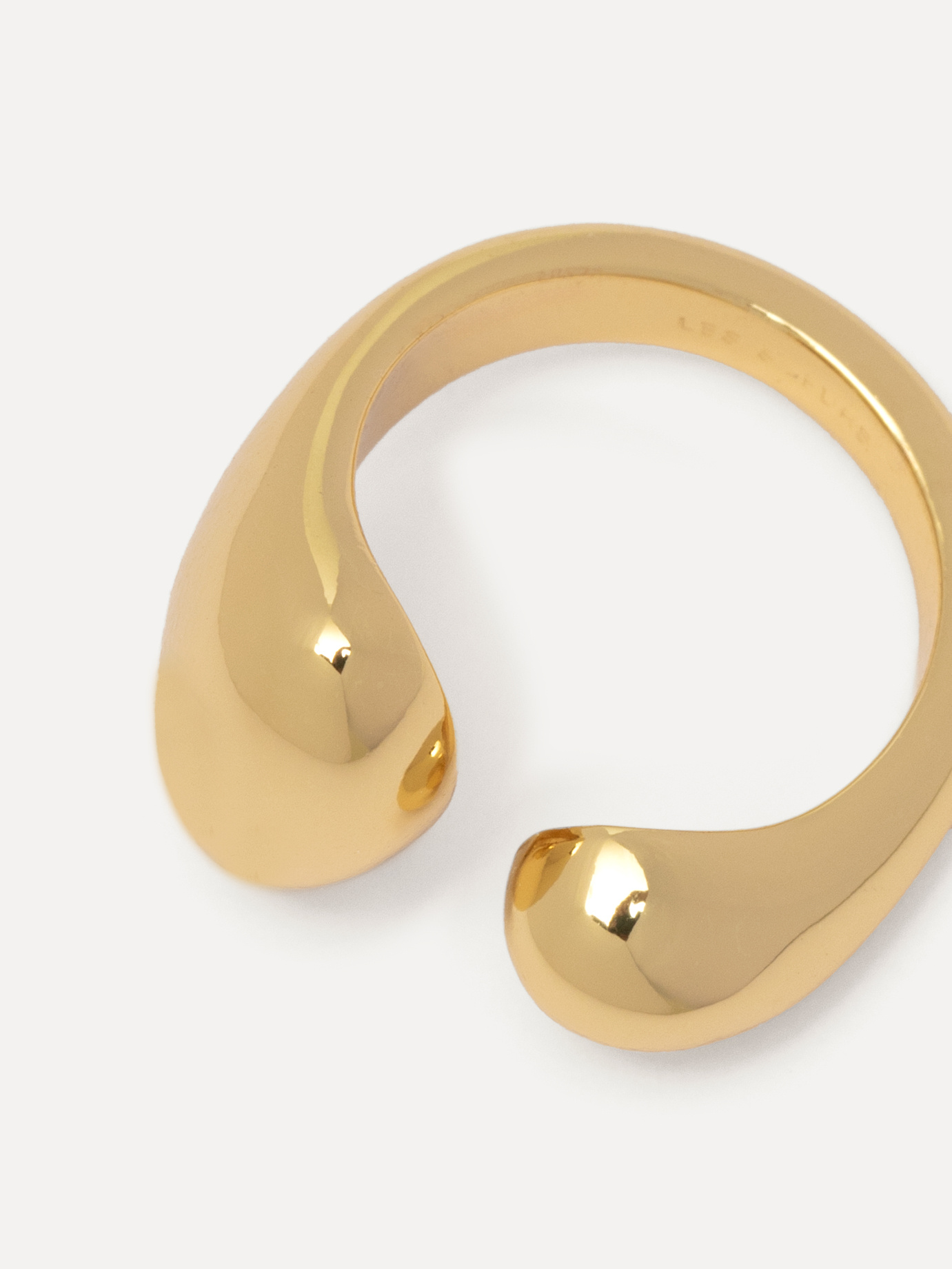 Les Soeurs Ring Claire Hug 3. Add a touch of luxury to your everyday style with the chunky Claire Hug Ring. Its sleek, or...