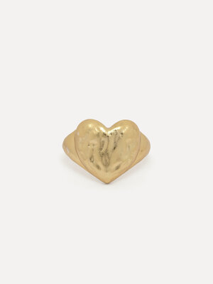Bague Claire Hammered Heart. Tout ce dont vous avez besoin, c'est de l'amour - et cette bague massive! La surface texturé...