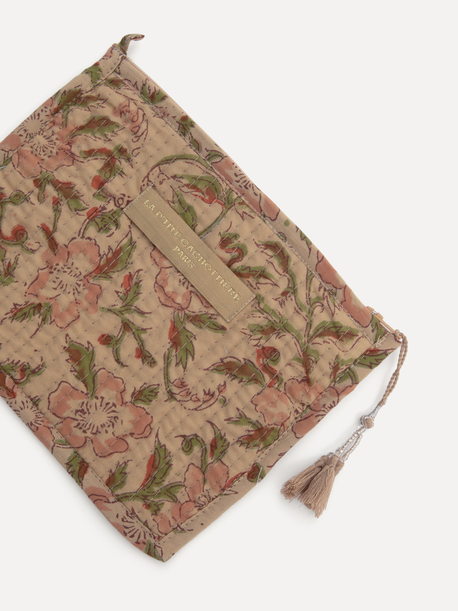 Le Marais Toilettas Indi 2. Met deze beige toiletzak met een mooi gebloemd motief houd je je essentials georganiseerd en ...