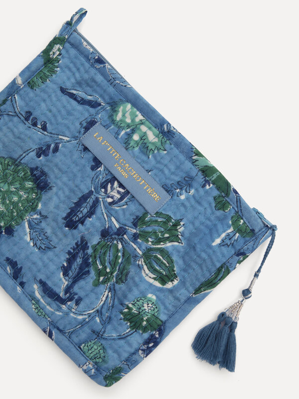 Le Marais Toiletry bag Indi 2. This blue toiletry bag with a charming floral pattern is perfect for organizing all your e...