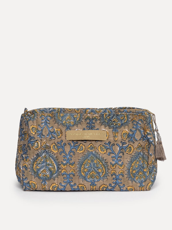 Le Marais Trousse de toilette Indi 1. Avec cette grande trousse de toilette jaune moutarde, ornée d'un motif floral éléga...