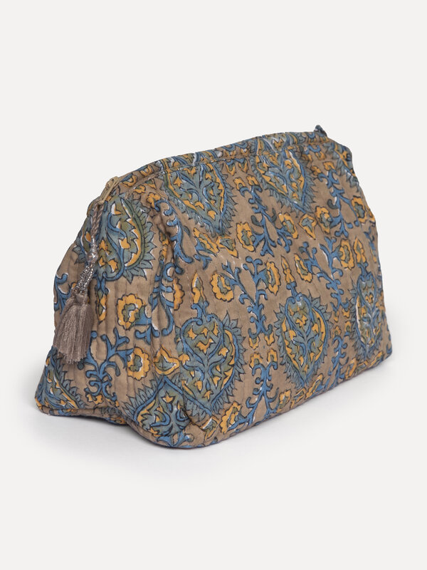 Le Marais Trousse de toilette Indi 3. Avec cette grande trousse de toilette jaune moutarde, ornée d'un motif floral éléga...