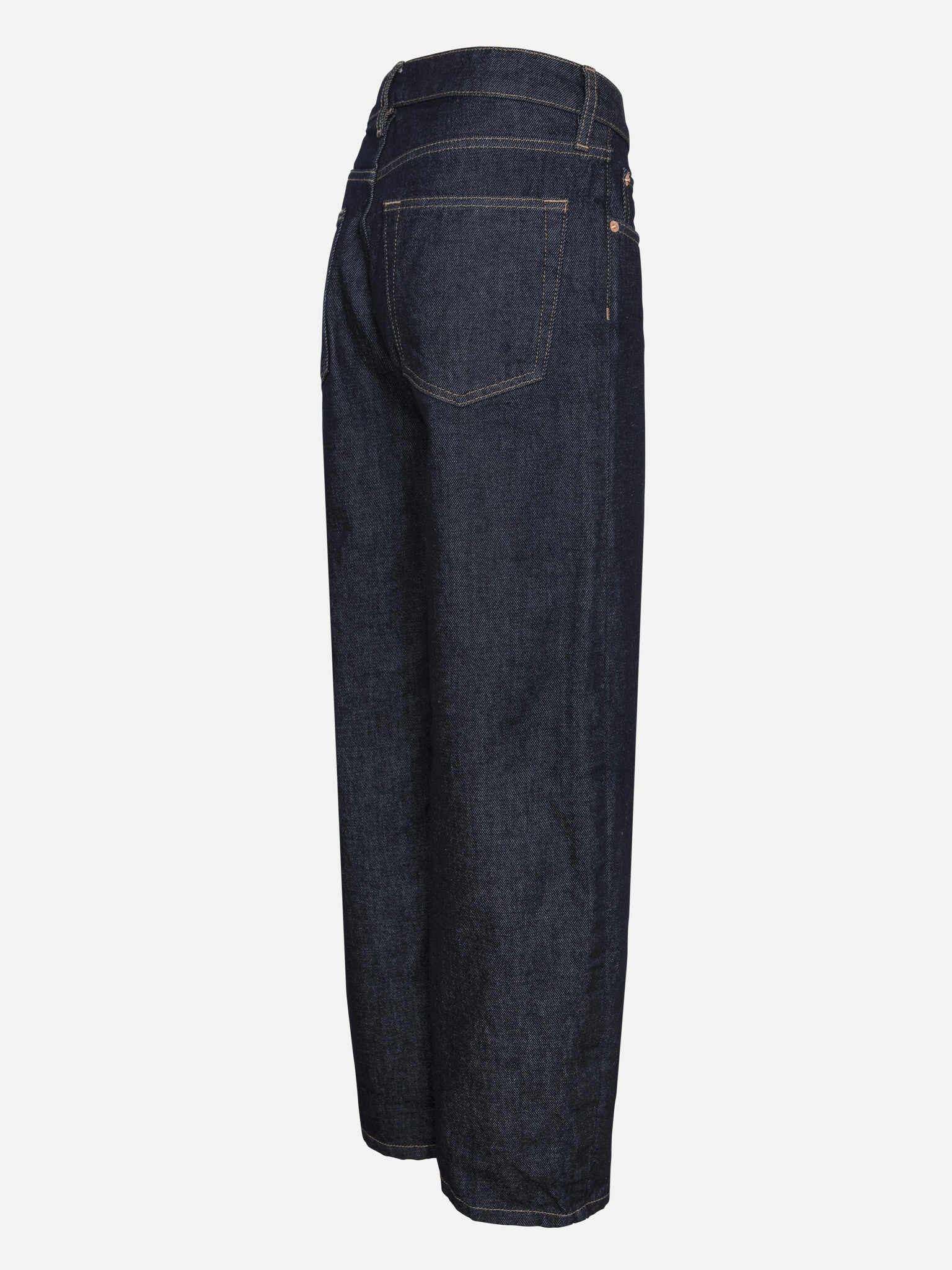 Les Soeurs Jean ballon Chuck 7. Vous cherchez un jean qui vous va comme un gant et ne se démode jamais? Le denim épais et...