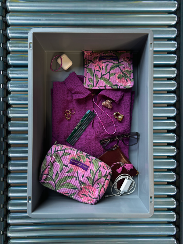 Le Marais Trousse de toilette Indi 2. Cette grande trousse de toilette violette avec un joli motif floral est parfaite po...