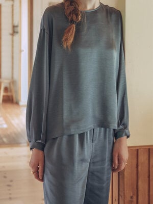 Blouse Dorota. Pas envie d'être serré et inconfortable, mais quand même être élégant? Voici le chemisier en satin. Le tis...