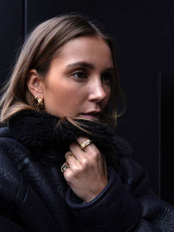 Les Soeurs Bague Claire Rectangle Zirkonia 4. Un design géométrique et un peu de glamour - c'est tout ce qu'il faut à cet...