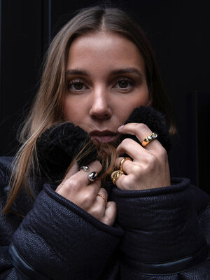 Bague Claire Hug. Offrez-vous (ou à quelqu'un d'autre) un câlin qui ne s'effacera jamais avec cette bague Hug. Minimalist...