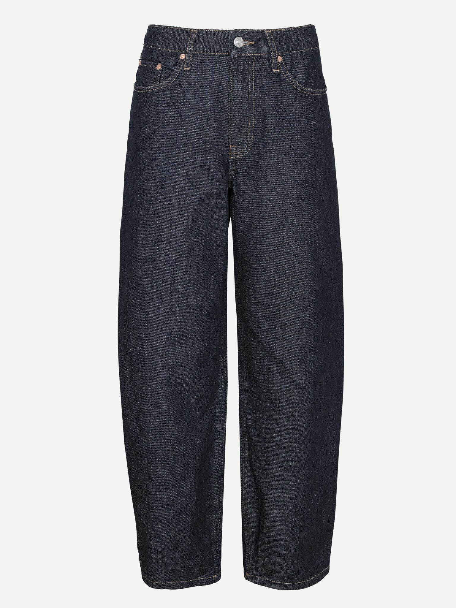 Les Soeurs Jean ballon Chuck 2. Vous cherchez un jean qui vous va comme un gant et ne se démode jamais? Le denim épais et...