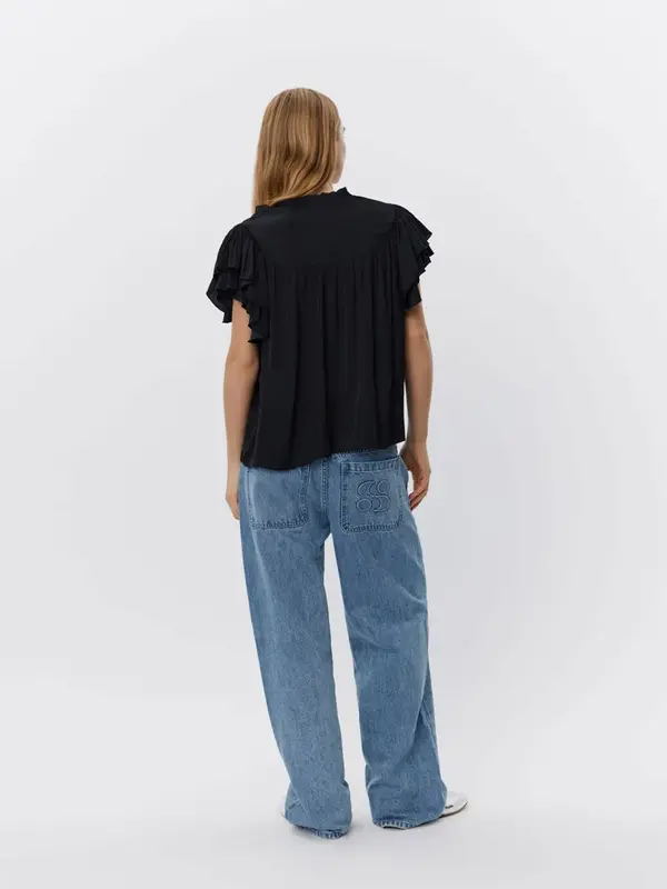 Sofie Schnoor Jeans Iza with logo 4. Featuring a subtle S logo on the back pocket, these wide-leg jeans are a piece that ...