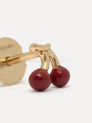 Oorbel Jolie Cherry. De kers op de taart van jouw look? Deze schattige stud! Of je nu heimwee hebt naar zorgeloze zomerda...