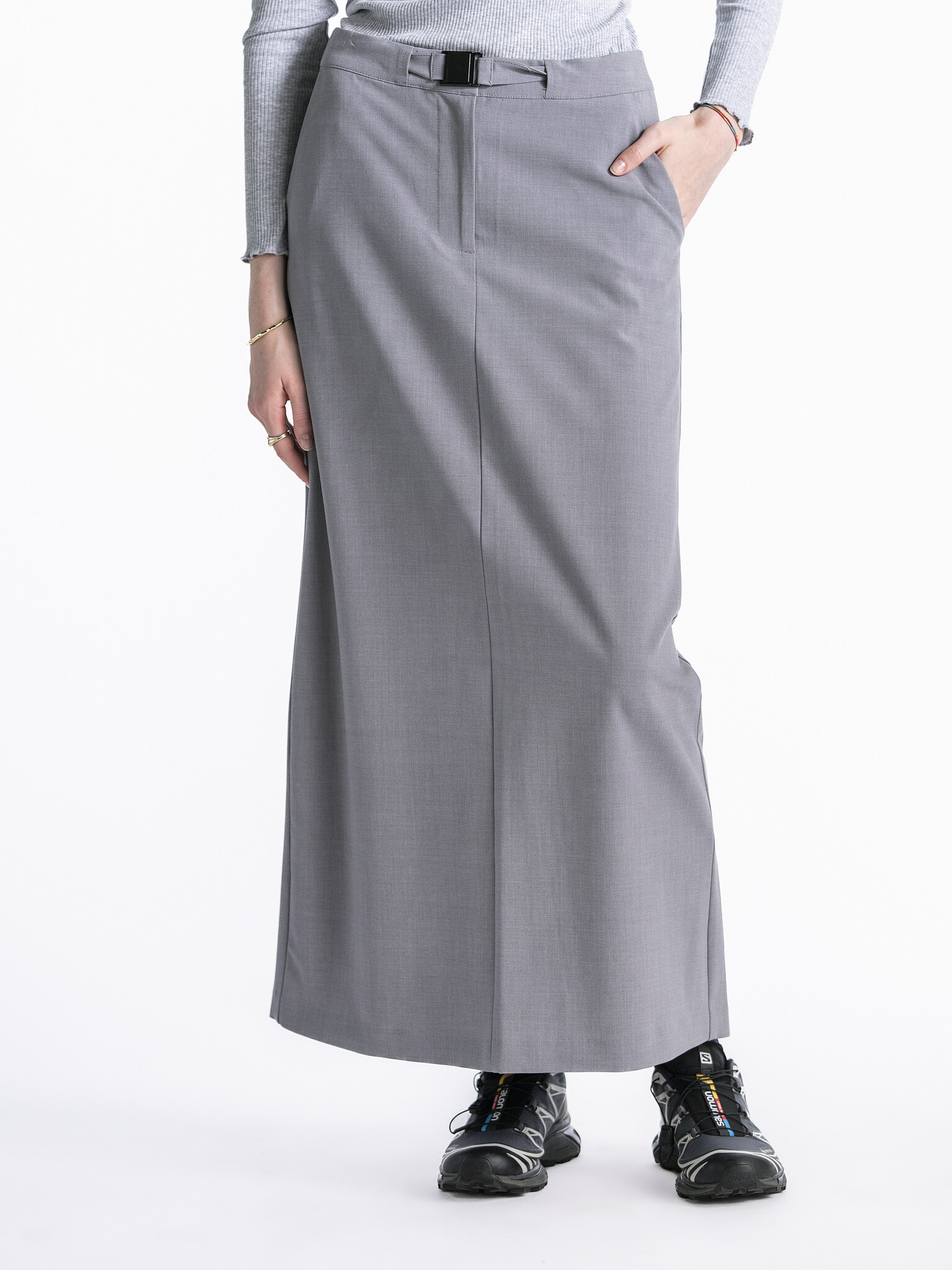 MBYM Jupe Nesana Willah 1. Créez un look décontracté et moderne avec cette jupe de costume droite, finie avec une ceintur...